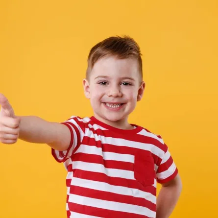 تشجيع الطفل من أهم طرق تعزيز ثقته بنفسه- الصورة من موقع freepik