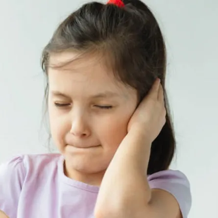 صورة لطفلة تعاني من ألم في أذنها