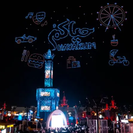 طائرات الدرونز رسمت لوحات فنية في سماء المهرجان. الصورة من "وام"