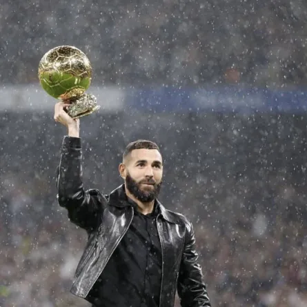  كريم بنزيما مهاجم يغيب عن تشكيلة منتخبه بلاده في بطولة كأس العالم 2022 