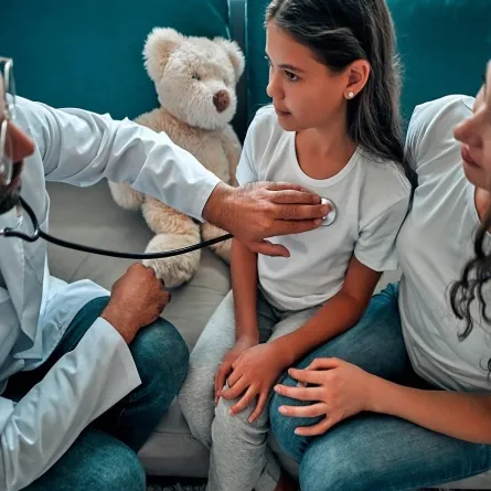 صورة لطبيب يقوم بتشخيص مرض الطفل