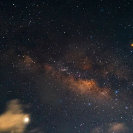 نيزك يضيء سماء الليل