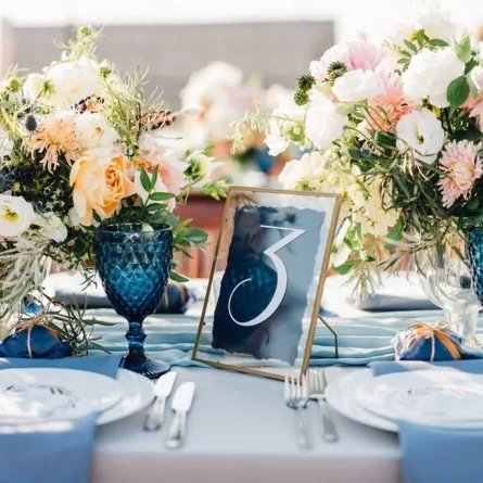 الأزرق يُضيف لمسات محبّبة إلى ديكور الحفل