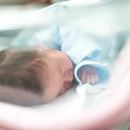 صورة لطفل في الحضانة الصناعية لتلقي الرعاية
