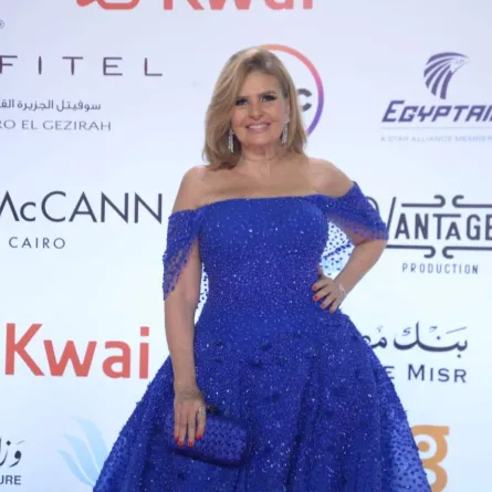 يسرا على السجادة الحمراء لحفل ختام مهرجان القاهرة السينمائي -الصورة خاصة لـ«سيدتي»