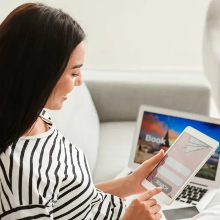 الدخول إلى موقع Google أو Bing للتحقّق من رقم الرحلة