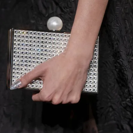 موديلات حقائب باللون الفضي