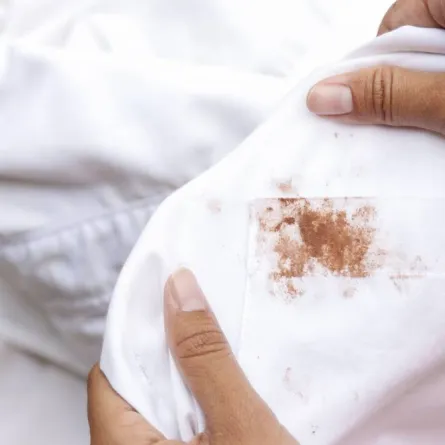 قميص أبيض ملوّث بالشوكولاتة