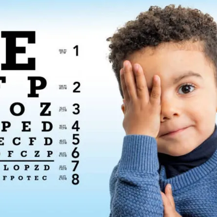 صورة لطفل لديه مشاكل في النظر