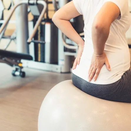 صورة لامرأة حامل تعاني من آلام بالظهر