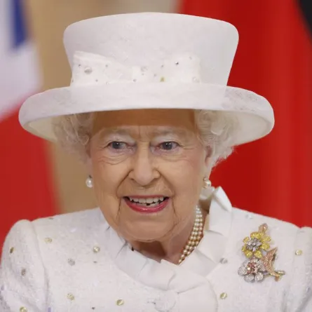 Britain's Queen Elizabeth II prepares to sign the Golden Book at the Presidential Palace Bellevue in Berlin on June 24, 2015. Britain's Queen Elizabeth II is in Germany for a three-day visit. Her agenda includes a meeting with German Chancellor Angela Merkel and a visit at the former Nazi concentration camp Bergen-Belsen. AFP PHOTO / POOL / MARKUS SCHREIBER MARKUS SCHREIBER / POOL / AFP