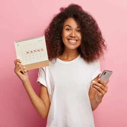 صورة لامرأة تحمل هاتف 