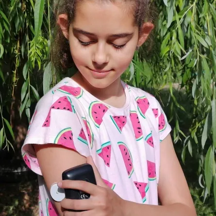 صورة لطفلة مصابة بالسكري