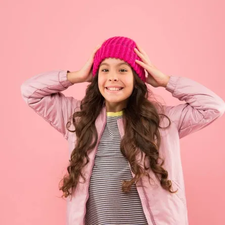 صورة لطفلة تحافظ على نظفتها الشخصية