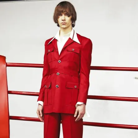 السروال الأحمر للرجل