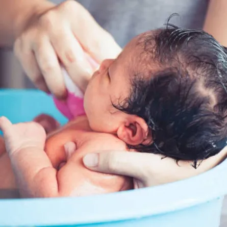 صورة لمولود يحصل على حمامه