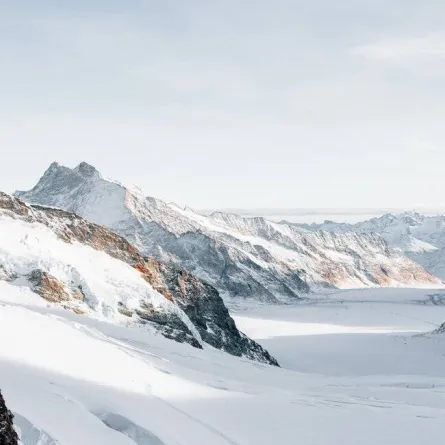 ثلوج على جبل اللوز بمنطقة تبوك