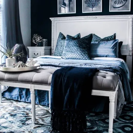 غرفة نوم محمّلة بسمات من الطراز اليوناني