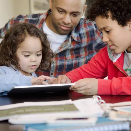 صورة لطفلة تتعلم على الآيباد