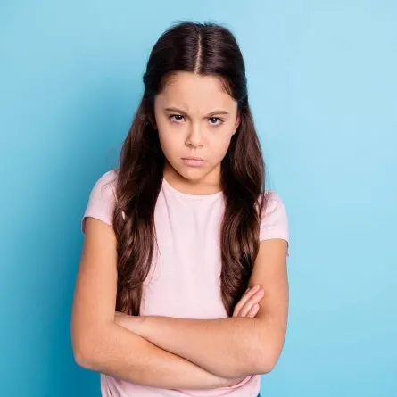 صورة لطفلة يبدو عليها الغضب