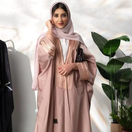 عبايات بألوان ترابية من وحي مدوّنات الموضة