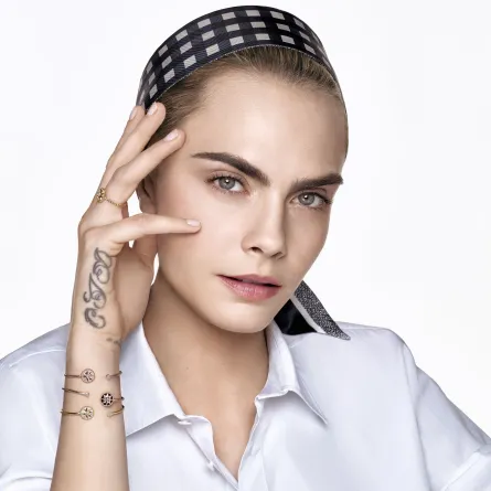 كارا ديليفين بمجوهرات ديور