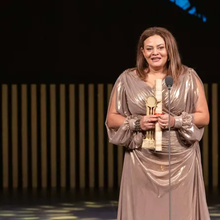 كاملة أبو ذكري تتسلم جائزة فاتن حمامة - الصورة من المركز الإعلامي لمهرجان القاهرة