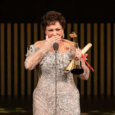 لبلبة تتسلم جائزة إنجاز العمر - الصورة من المركز الإعلامي لمهرجان القاهرة