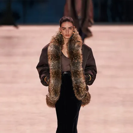 تنورة مخمل من سانت لوران «Saint Laurent»