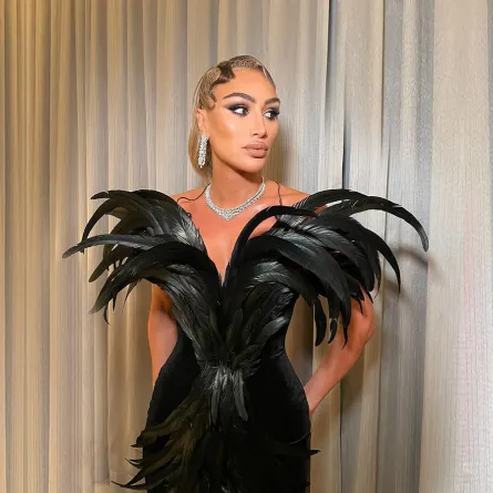 إطلالة صادمة لمايا دياب على المسرح... ماذا ارتدت؟