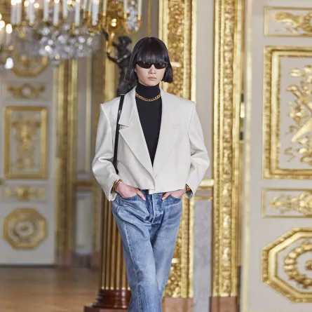 إطلالات سبور شيك بالجينز والبليزر