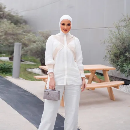 بنطلونات عريضة باللون الأبيض للمحجبات