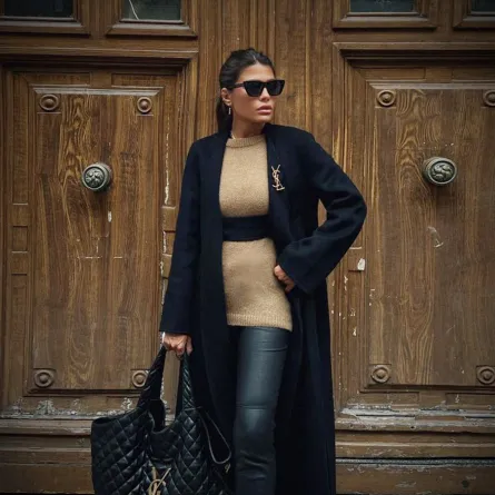 العنود بدر بمعطف طويل باللون الأسود 