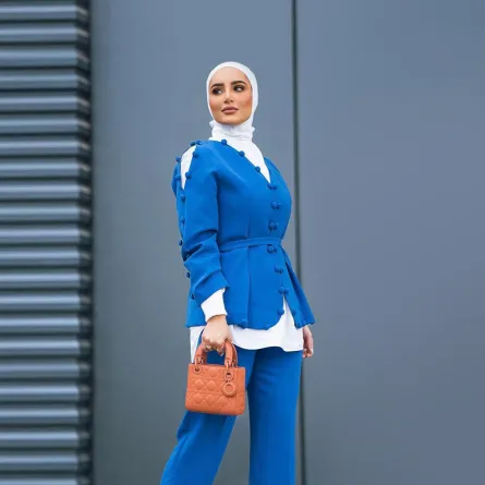 دلال الدوب بالبنطلون المستقيم