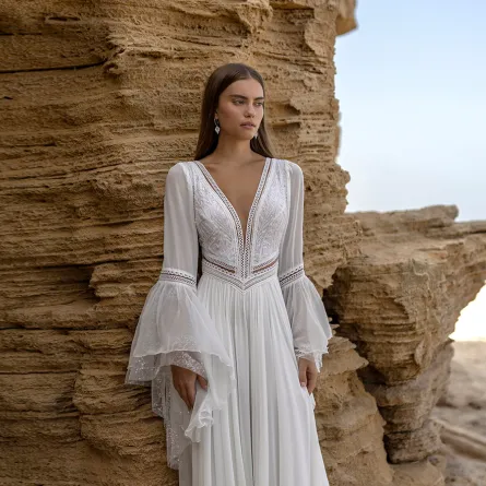 فساتين زفاف بأكمام شفافة