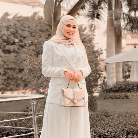 وفاء عز الدين بإطلالة أنيقة