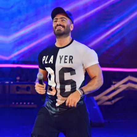 إطلالات شبابية من تامر حسني