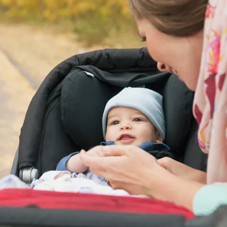 احتياطات لجلوس الطفل في العربة
