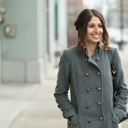 امرأة ترتدي معطفًا مُناسبًا للفترة الصباحيّة