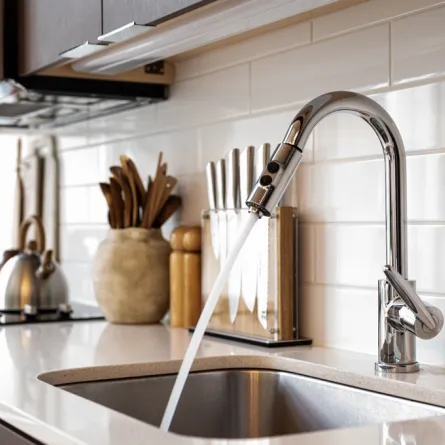 كيفيّة القضاء على أي رائحة كريهة منبعثة من حوض الجلي؟