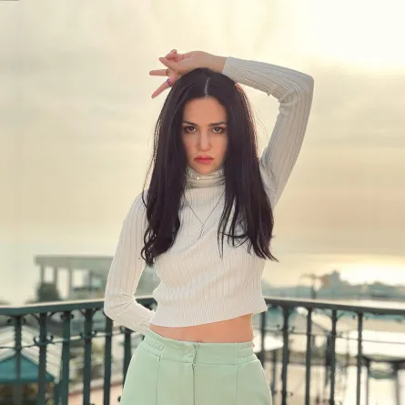 ركين سعد بإطلالة كاجوال باللون الأبيض  