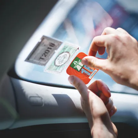 طرق إزالة الملصقات القديمة عن زجاج السيارة في المنزل