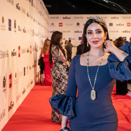 تسريحات شعر لصديقات عروس شتاء 2023