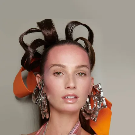 رسمات مكياج ناعم تظهر النمش-من عروض كريستيان كوان Christian Cowan