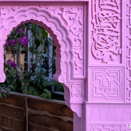 يشتمل هذا النقش البارز المقوّس المزدوج على خطوط وأنماط إسلامية من قصر الحمراء في غرناطة بإسبانيا