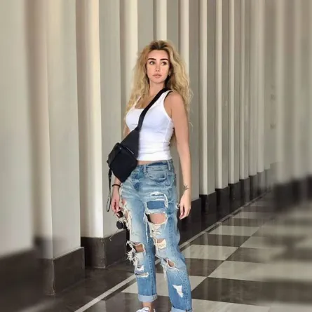 هنا الزاهد بسروال جينز كاجوال  