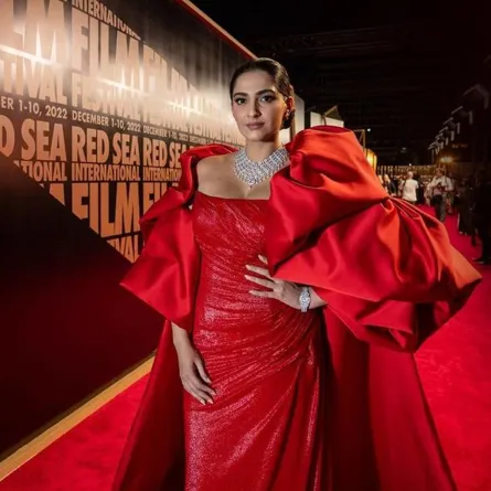 فساتين سهرة باللون الأحمر من وحي النجمات في البحر الأحمر 