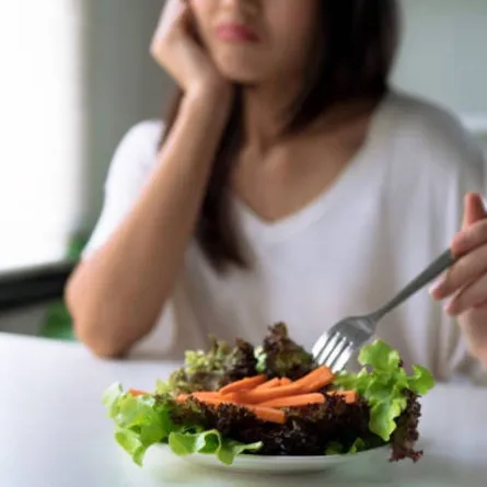 صورة لمراهقة تعاني من اضطراب الطعام