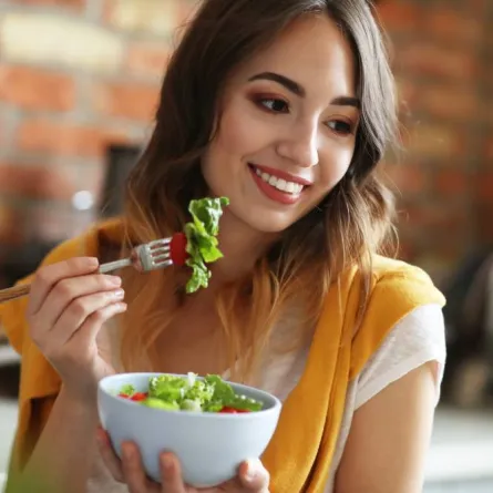 تناول السلطة التي تحتوي على إضافات تزيد الوزن-  مصدر الصورة: موقع freepik