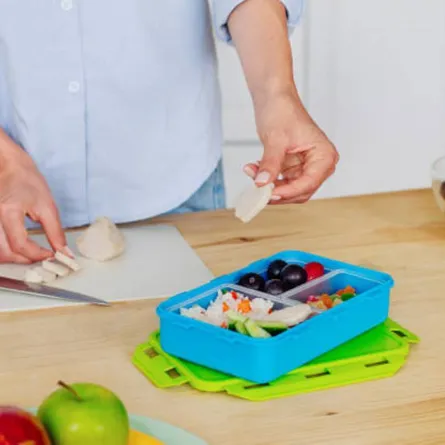 صورة لأم تعد صندوق طعام المدرسة لطفلها